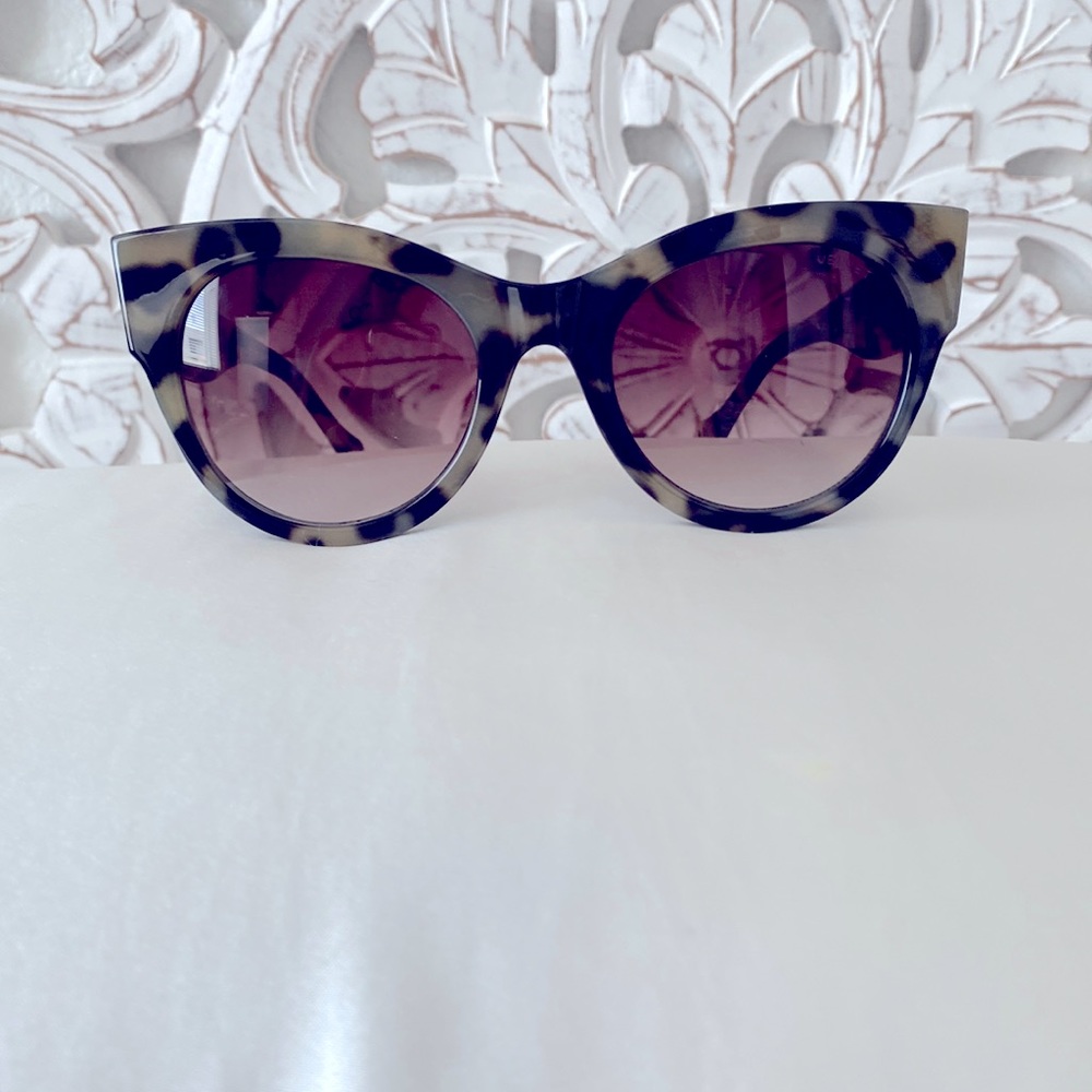 Fashion sunglasses, featuring black and tan tones. Great sturdy quality.